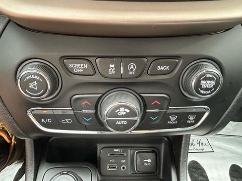 Used 2017 Jeep Cherokee Limited AWD/4WD image 27