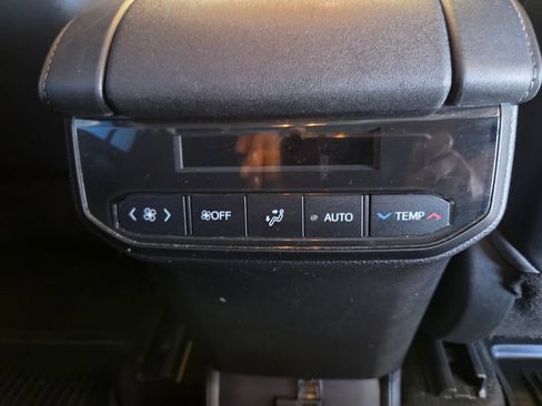 Used 2020 Toyota Highlander XLE AWD/4WD image 31