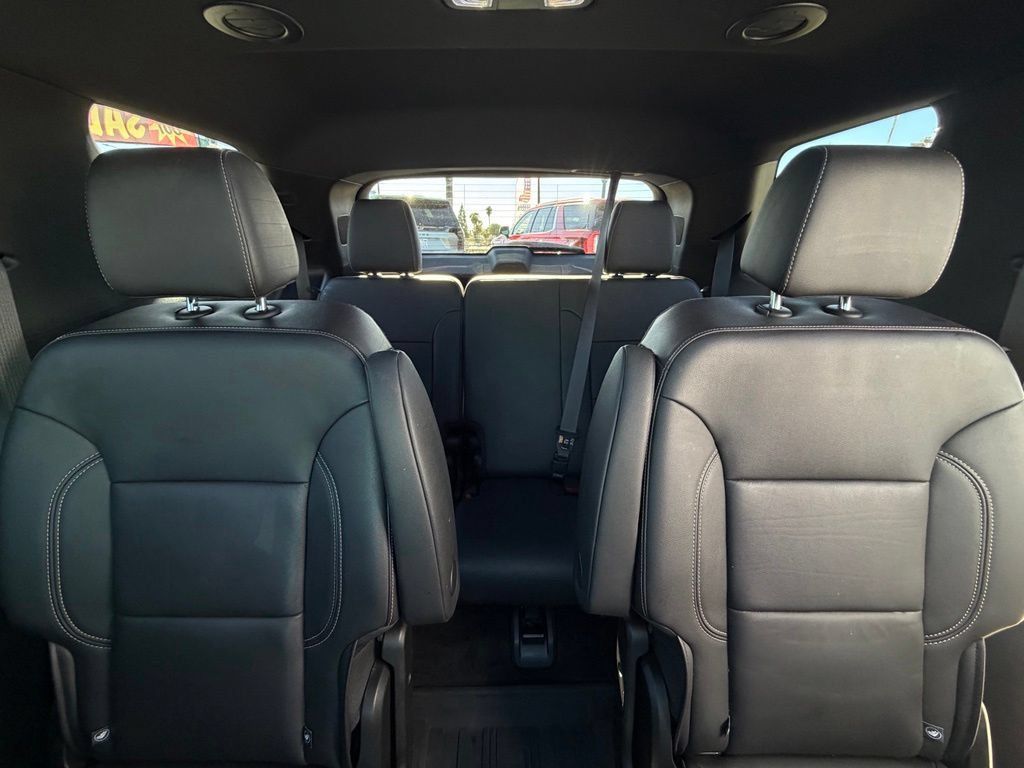 Used 2023 Chevrolet Traverse LT w/ LT Premium Package FWD image 11