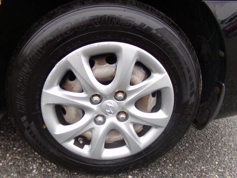 Used 2012 Hyundai Accent GLS image 9