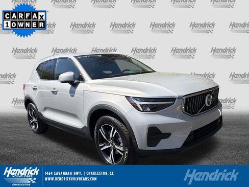 Certified 2025 Volvo XC40 B5 Core image 1
