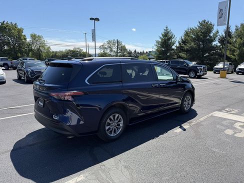 Used 2021 Toyota Sienna XLE w/ XLE Plus Package FWD image 4