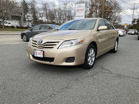 Used 2011 Toyota Camry LE image 1