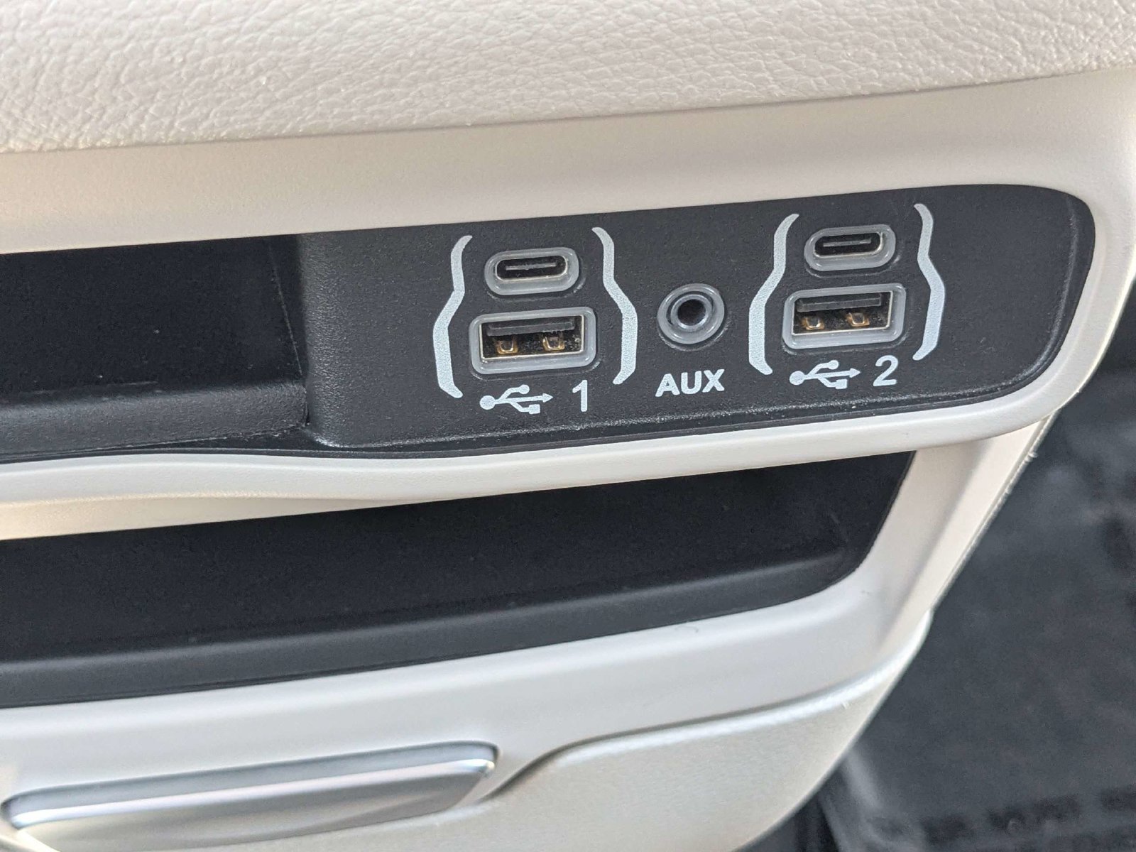 Used 2024 Chrysler Pacifica Touring-L FWD image 24