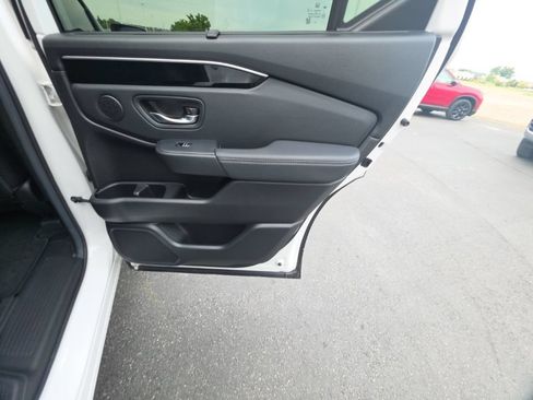 Used 2025 Honda Pilot Touring image 32