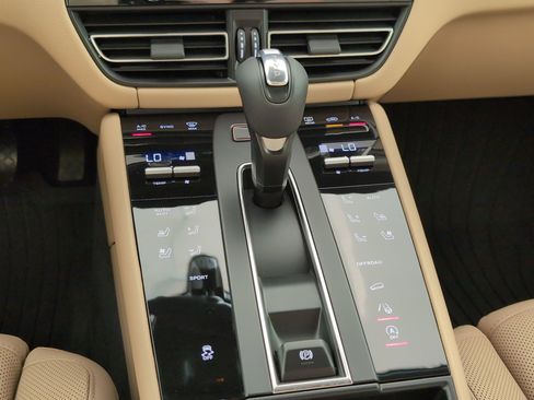 Used 2025 Porsche Macan image 23