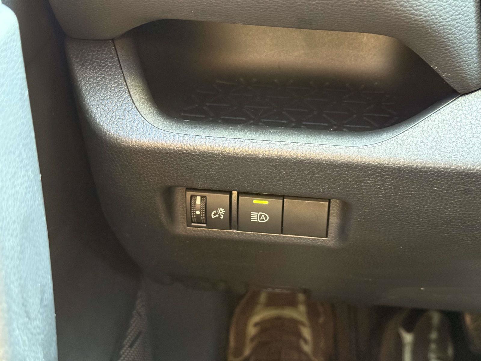 Used 2020 Toyota RAV4 LE FWD image 22