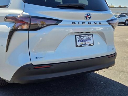 Used 2025 Toyota Sienna XLE FWD image 5
