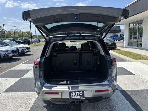 Used 2025 Nissan Pathfinder Platinum image 5