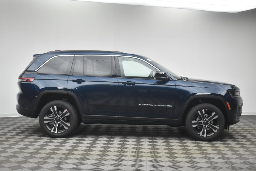 New 2027 Jeep Grand Cherokee Limited AWD/4WD image 3