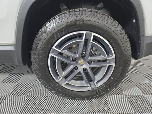 Used 2025 Rivian R1S Adventure Dual AWD/4WD image 10