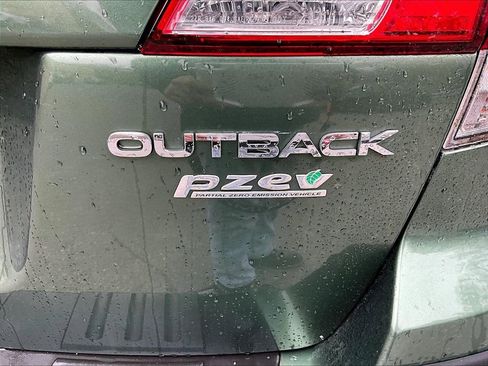 Used 2010 Subaru Outback 2.5i Premium AWD/4WD image 8