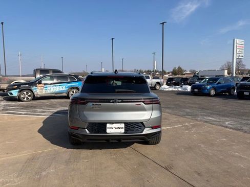 Used 2024 Chevrolet Equinox EV RS image 5
