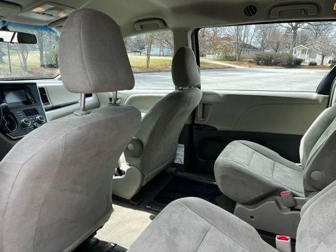 Used 2017 Toyota Sienna L image 15