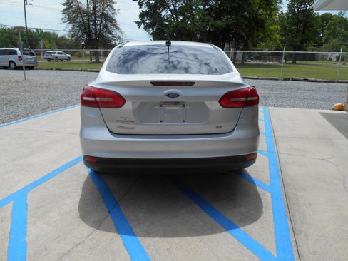 Used 2018 Ford Focus SE w/ Cold Weather Package FWD image 16