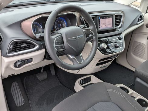 Used 2023 Chrysler Voyager LX FWD image 16
