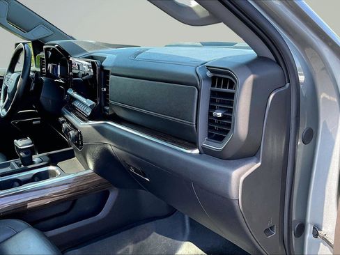 Used 2024 Chevrolet Silverado 1500 LT Trail Boss w/ LT Trail Boss Premium Package AWD/4WD image 18
