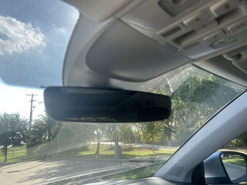 Certified 2024 Volkswagen Taos SE w/ Panoramic Sunroof Package image 25