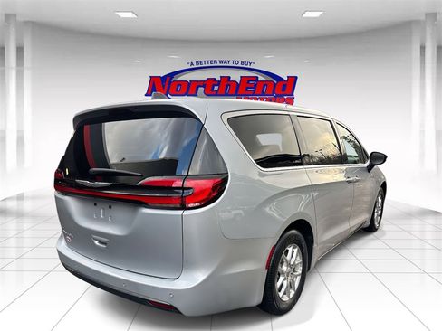 Used 2024 Chrysler Pacifica Touring-L image 7