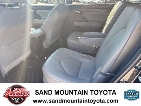 Used 2024 Toyota Highlander XLE image 13