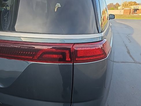 Used 2024 Kia Carnival EX image 6