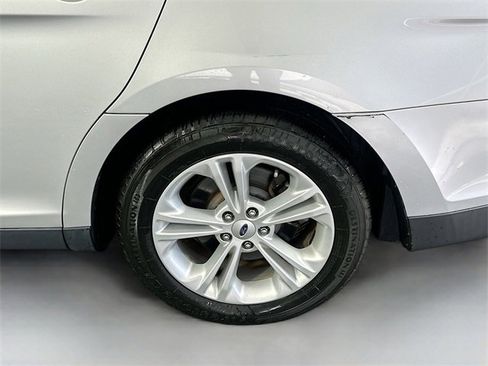 Used 2016 Ford Taurus SEL image 28