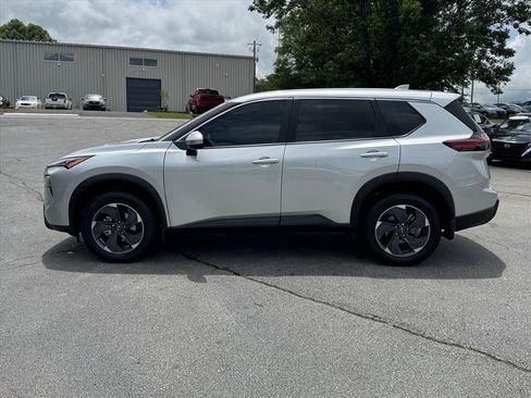 Certified 2025 Nissan Rogue SV FWD image 6