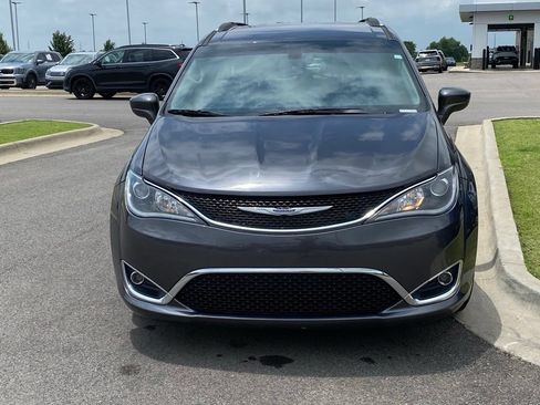 Used 2020 Chrysler Pacifica Touring-L FWD image 2
