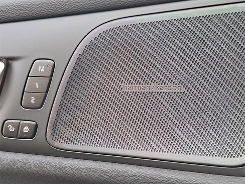 Used 2021 Volvo S60 T5 Inscription image 24