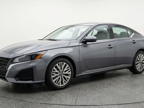 Used 2025 Nissan Altima 2.5 SV FWD image 3