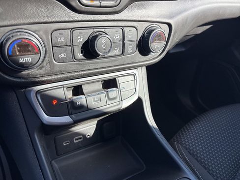 Used 2022 GMC Terrain SLE w/ Driver Convenience Package image 32