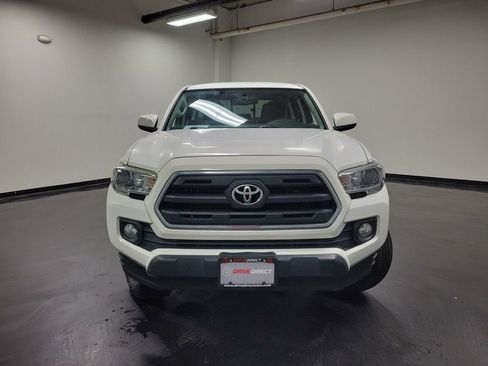 Used 2016 Toyota Tacoma SR5 w/ SR5 Appearance Package (SN) AWD/4WD image 2