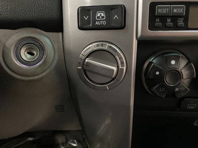 Used 2005 Toyota 4Runner SR5 AWD/4WD image 26