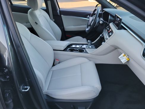 Certified 2025 Genesis G70 2.5T image 19