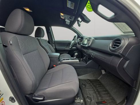 Certified 2019 Toyota Tacoma TRD Off-Road AWD/4WD image 14
