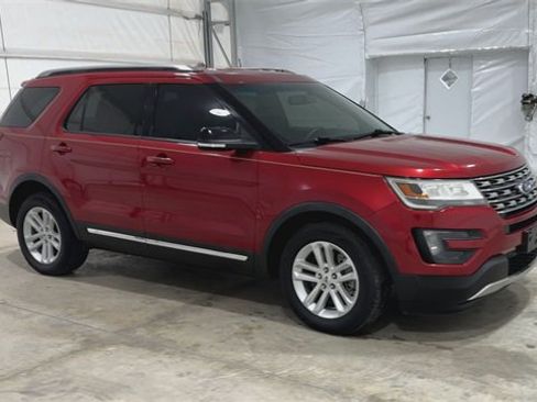 Used 2016 Ford Explorer XLT w/ Equipment Group 202A image 2