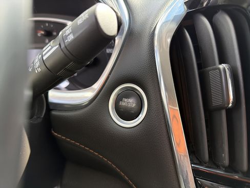 Used 2021 Chevrolet Traverse LT image 14