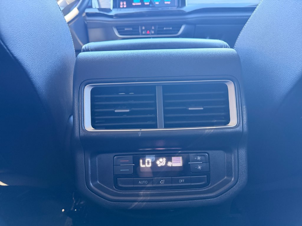 Used 2025 Volkswagen Atlas SE FWD image 17