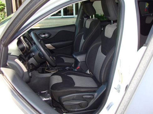 Used 2017 Jeep Cherokee Sport image 7