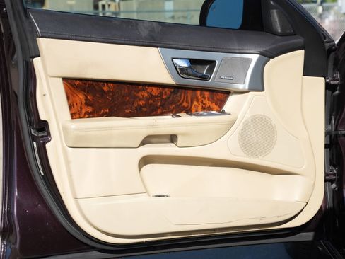 Used 2013 Jaguar XF image 17