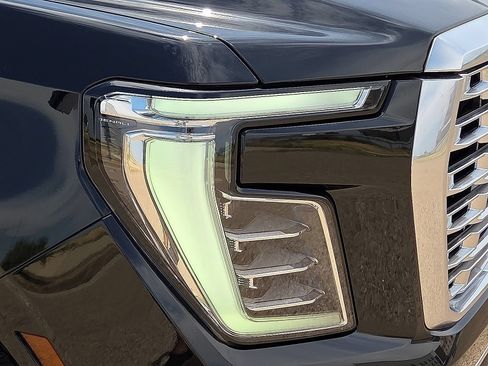Used 2025 GMC Yukon XL Denali AWD/4WD image 11