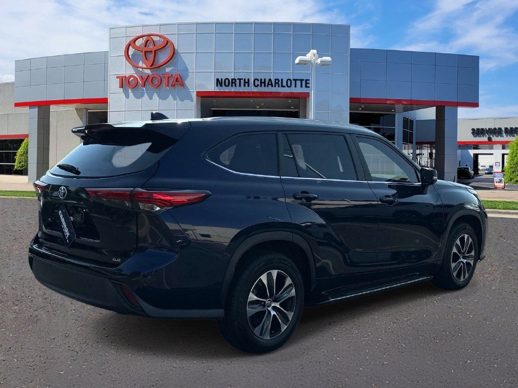 Used 2023 Toyota Highlander XLE FWD image 8