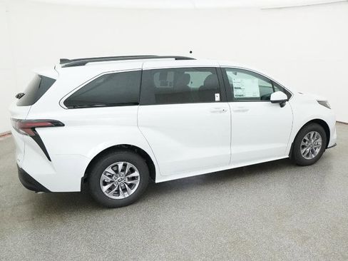 New 2026 Toyota Sienna XLE FWD image 13