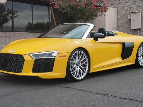 Used 2017 Audi R8 V10 w/ Carbon Exterior Package image 17