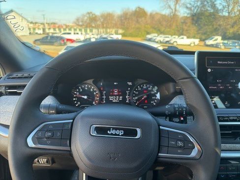 Used 2024 Jeep Compass Latitude image 4