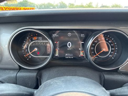 Used 2018 Jeep Wrangler Unlimited Sahara AWD/4WD image 16