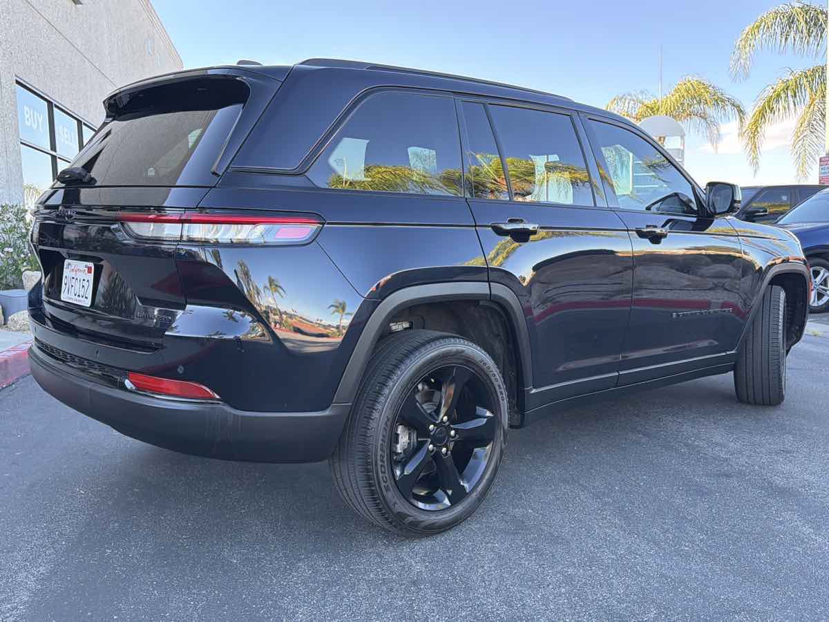 Used 2024 Jeep Grand Cherokee Limited w/ Black Appearance Package RWD image 4