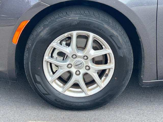 Used 2023 Chrysler Pacifica Touring-L FWD image 12