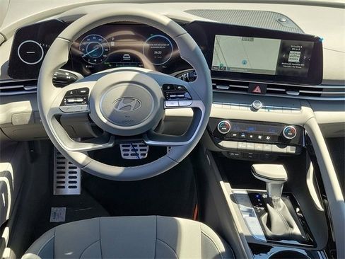New 2025 Hyundai Elantra SEL image 3