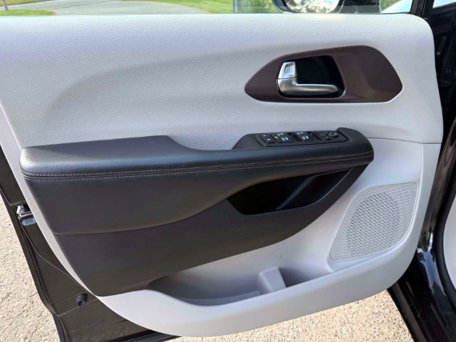Certified 2019 Chrysler Pacifica Touring-L Plus FWD image 17